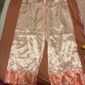 Light sleepwear pants.